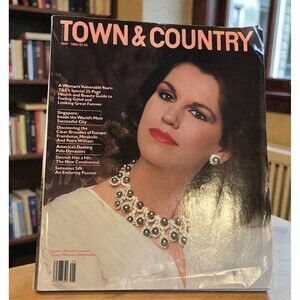 1982 MAY TOWN & COUNTRY MAGAZINE - Signora Michele Canepa Front Cover RARE!!